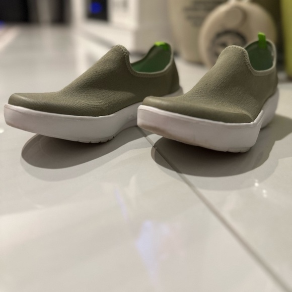 Comfort to the max!  OOFOS OOmg Eezee Low Shoe – Size 7 – Worn Twice! - Picture 2 of 10